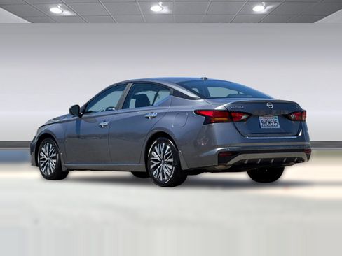 Used 2023 Nissan Altima 2.5 SV FWD image 3