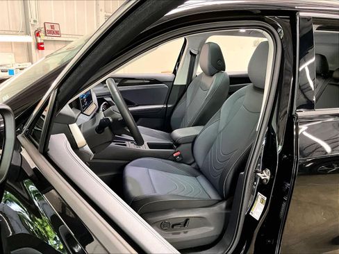 Used 2025 Volkswagen Tiguan SE w/ Panoramic Sunroof Package image 27