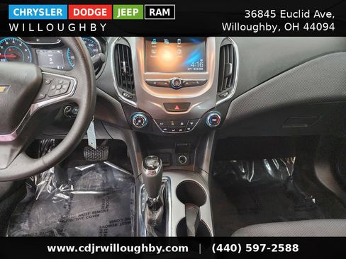 Used 2018 Chevrolet Cruze LT FWD image 19