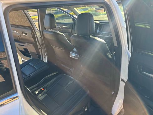 Used 2017 Toyota Highlander SE image 24