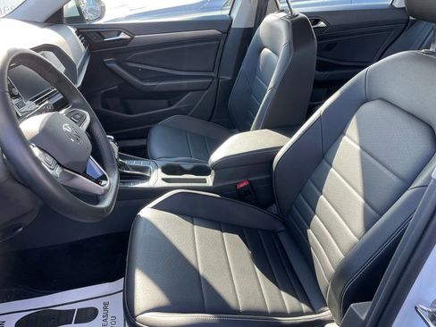 Certified 2023 Volkswagen Jetta SE w/ Panoramic Sunroof Package image 6