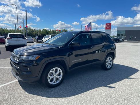 Used 2024 Jeep Compass Latitude AWD/4WD image 1