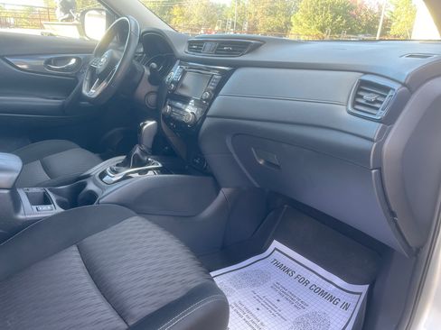 Used 2018 Nissan Rogue SV image 18