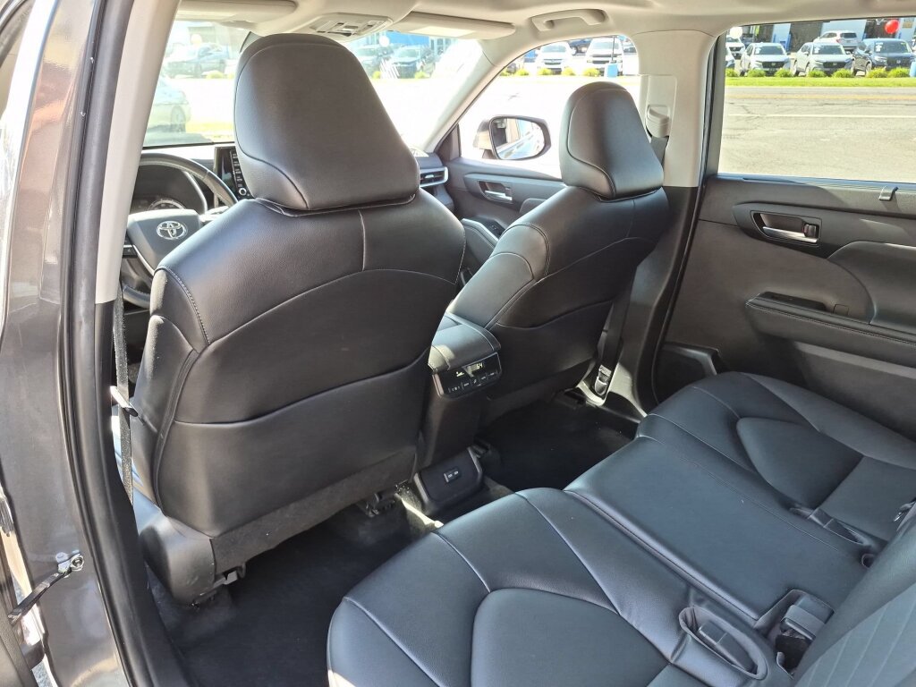 Certified 2022 Toyota Highlander XLE AWD/4WD image 16