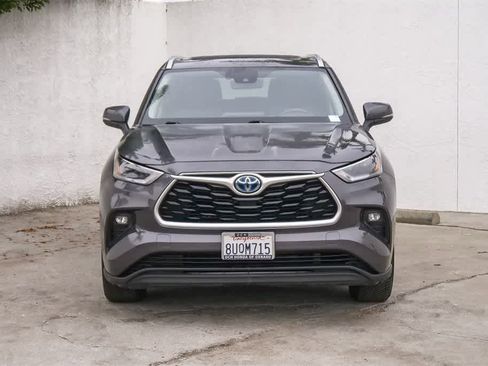 Used 2021 Toyota Highlander XLE image 2