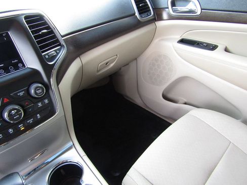 Used 2018 Jeep Grand Cherokee Laredo image 24