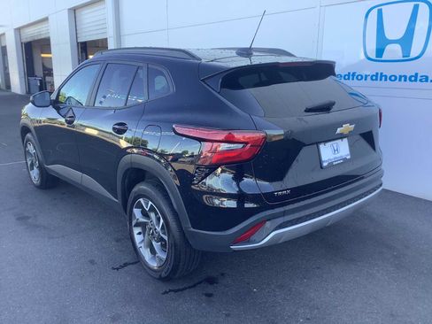 Used 2025 Chevrolet Trax LT w/ LT Convenience Package FWD image 4