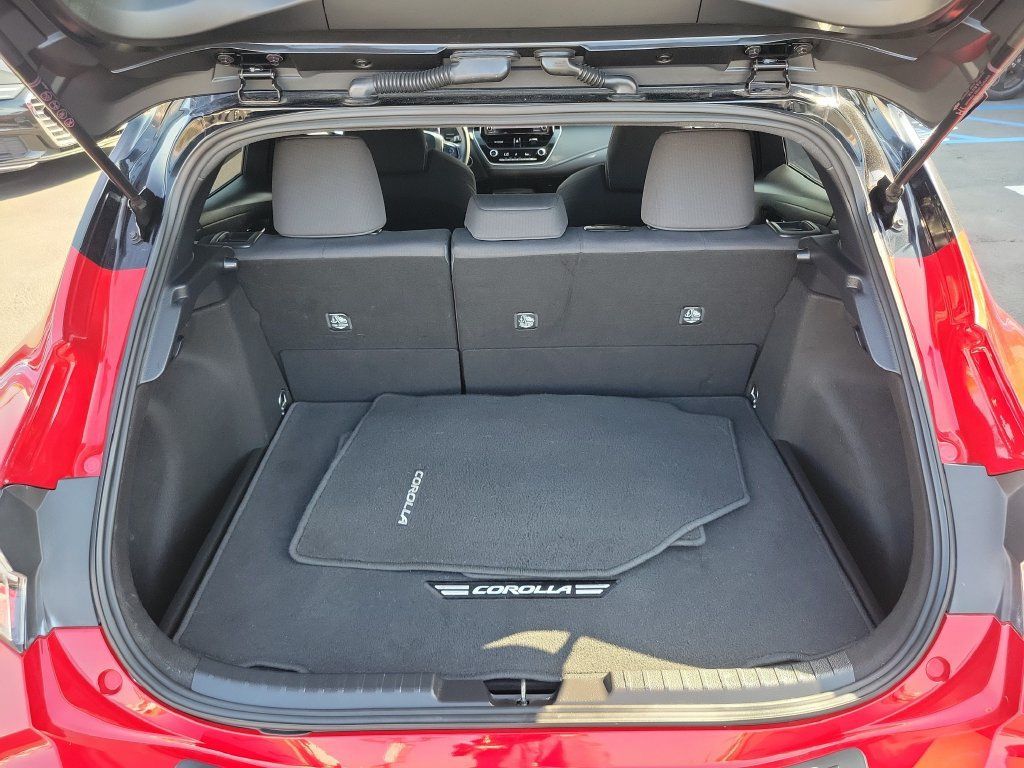 Used 2021 Toyota Corolla SE w/ Carpet Mat Package (TMS) FWD image 10