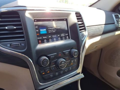 Used 2021 Jeep Grand Cherokee Laredo image 8