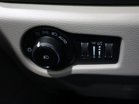 Used 2024 Chrysler Pacifica Touring-L image 29