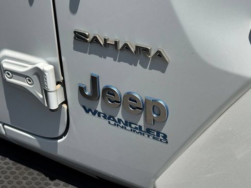 Used 2022 Jeep Wrangler Unlimited Sahara AWD/4WD image 15
