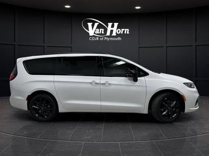 New 2026 Chrysler Pacifica Select