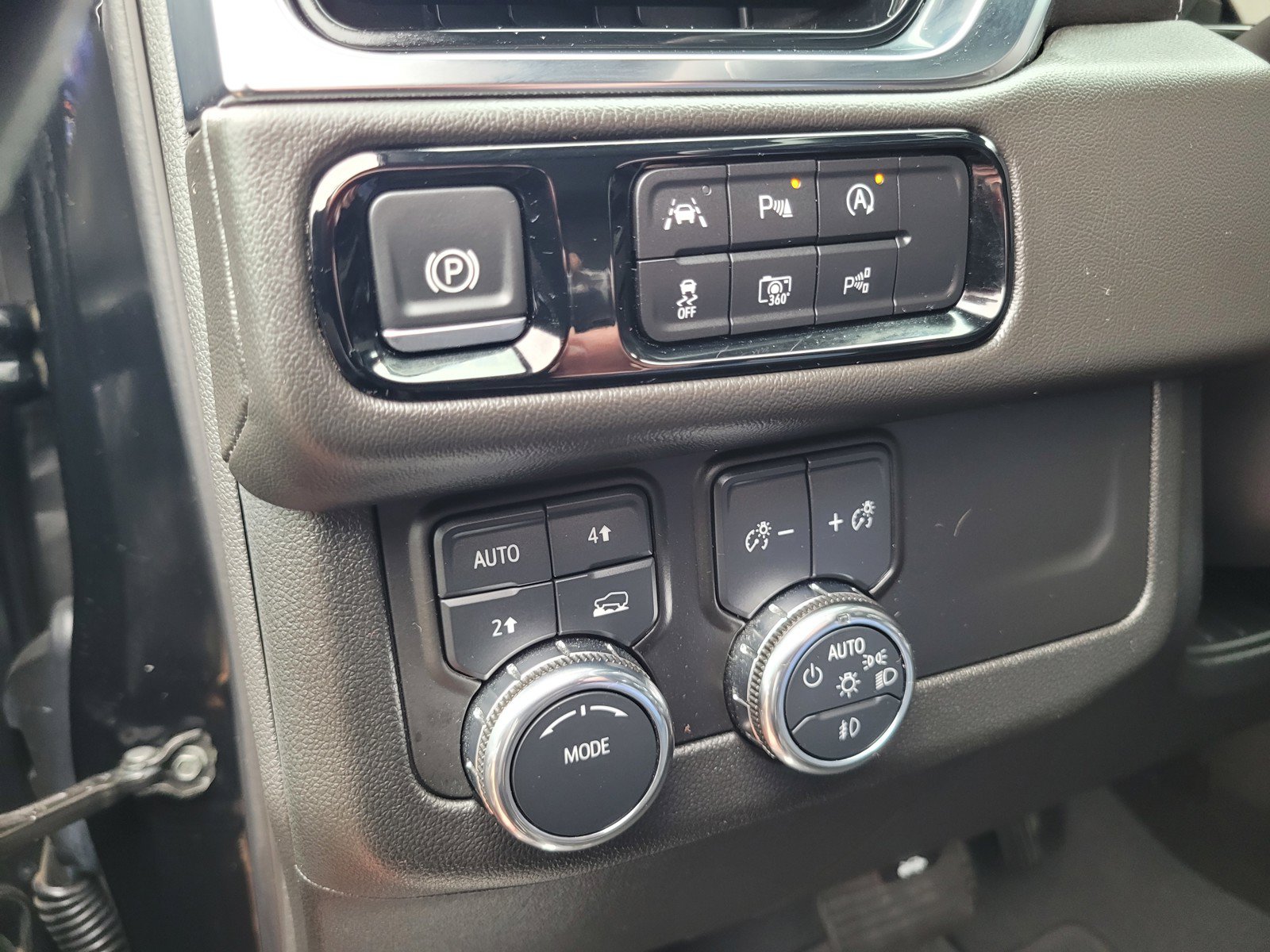Used 2025 GMC Yukon Denali AWD/4WD image 16