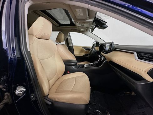Used 2020 Toyota RAV4 XLE w/ Convenience Package image 28