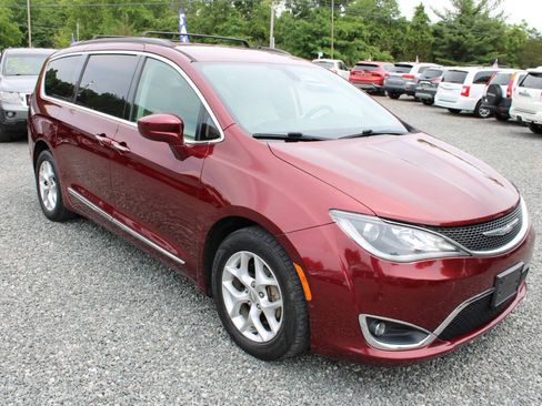 Used 2017 Chrysler Pacifica Touring-L w/ Tire & Wheel Group FWD image 4