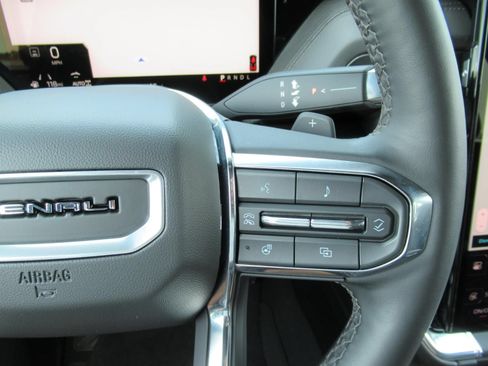 Used 2025 GMC Yukon Denali AWD/4WD image 24