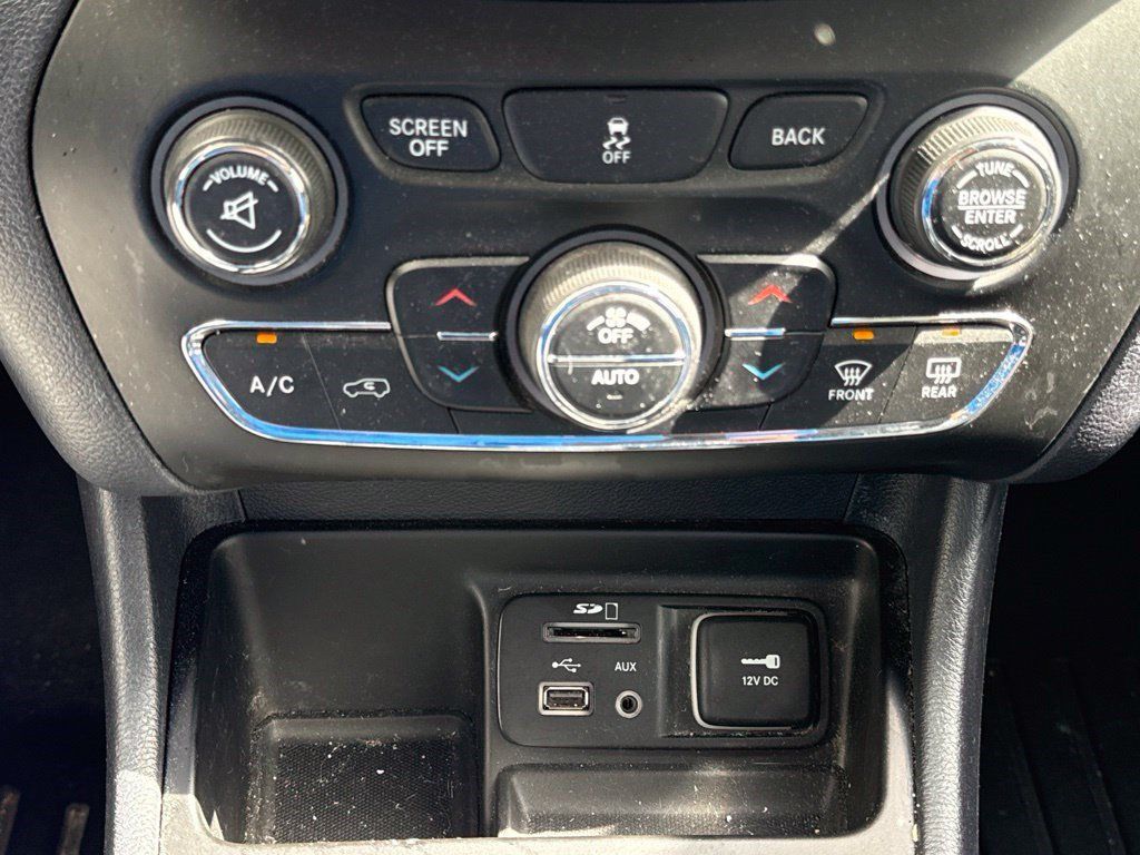 Used 2017 Jeep Cherokee Limited FWD image 25