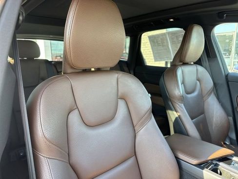 Used 2022 Volvo XC60 B5 Momentum w/ Protection Package Premier FWD image 24