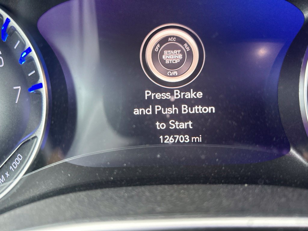 Used 2018 Chrysler Pacifica Limited w/ Tire & Wheel Group FWD image 3