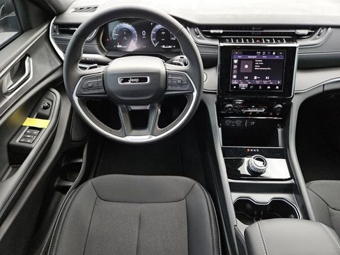 New 2025 Jeep Grand Cherokee Laredo image 4