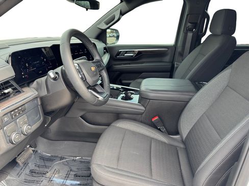 Used 2025 Chevrolet Suburban LS image 9