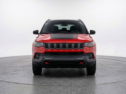 Used 2025 Jeep Compass Trailhawk AWD/4WD image 2