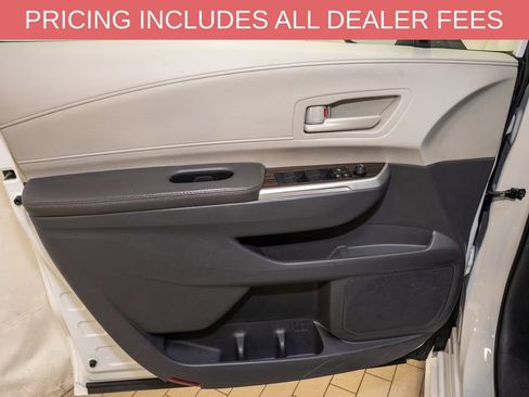 Used 2024 Toyota Sienna LE FWD image 11