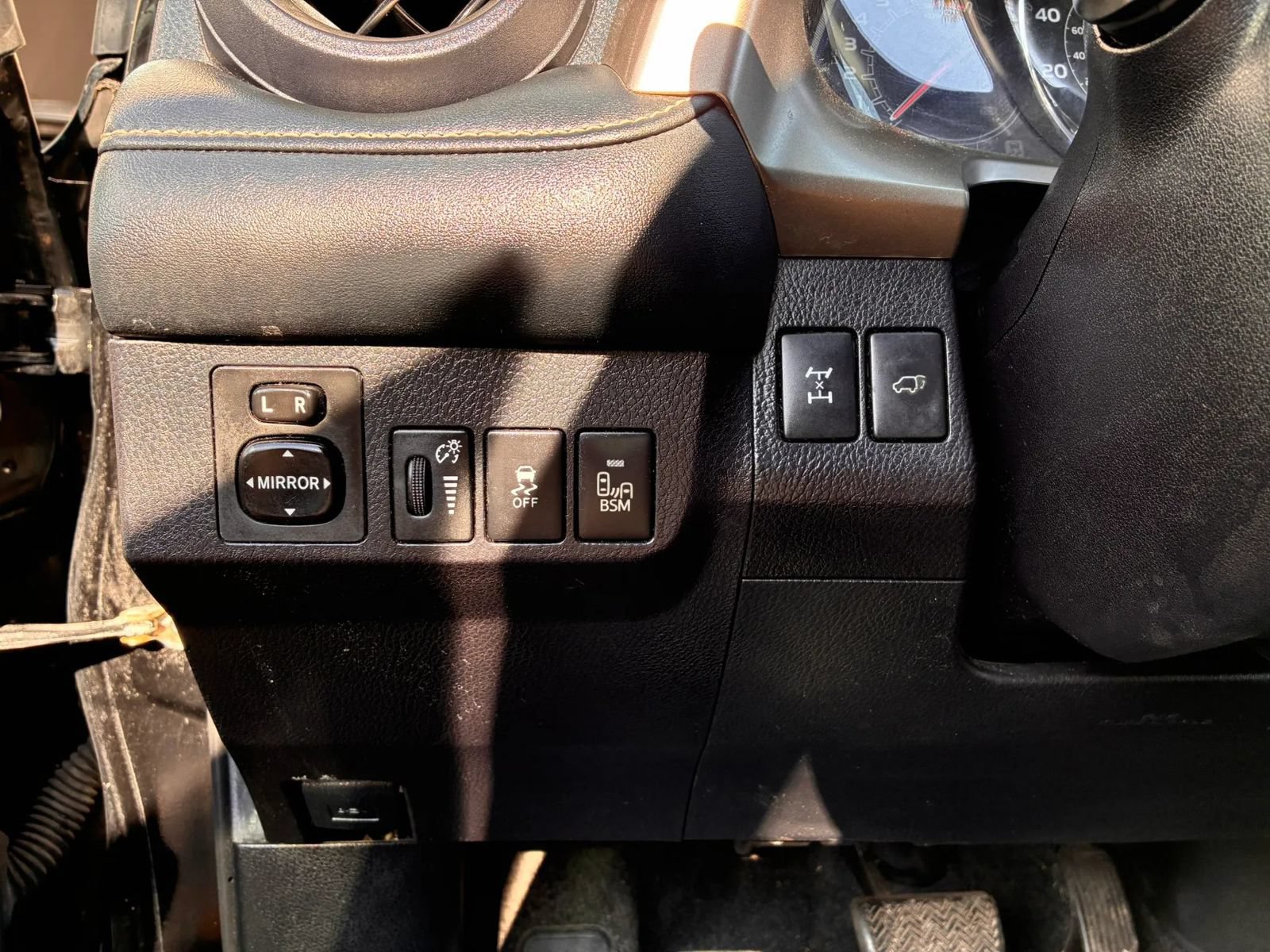 Used 2015 Toyota RAV4 Limited w/ Technology Package AWD/4WD image 19