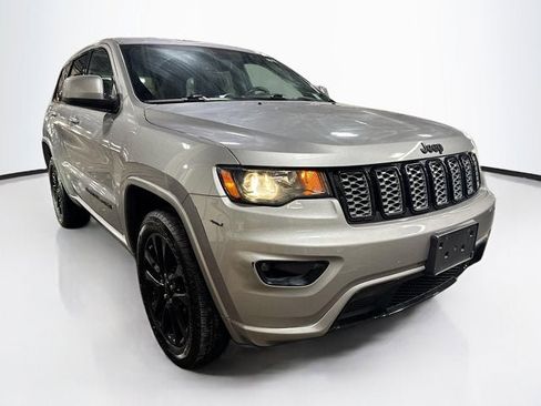 Used 2020 Jeep Grand Cherokee Altitude image 3