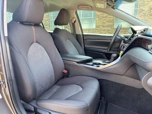 Used 2018 Toyota Camry LE image 19