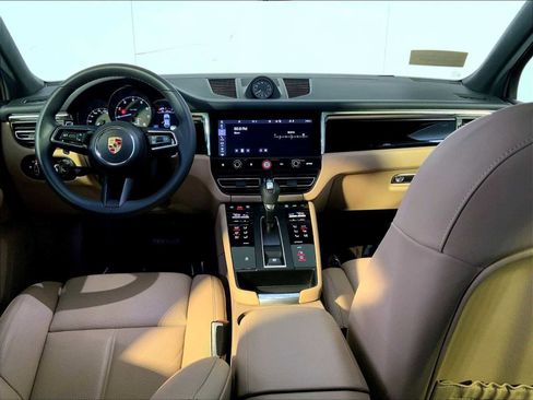 Certified 2025 Porsche Macan image 14