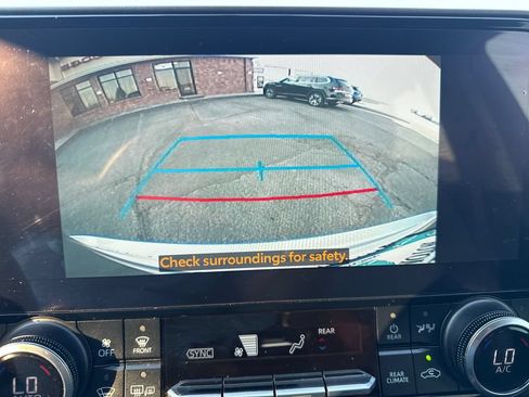 Used 2023 Toyota Highlander XLE AWD/4WD image 20