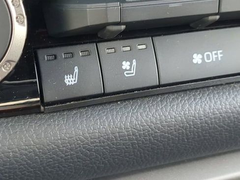 Used 2025 Toyota Tundra Limited AWD/4WD image 22