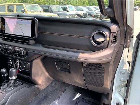 Used 2024 Jeep Wrangler Unlimited Sahara w/ Technology Group AWD/4WD image 17