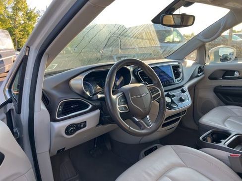 Used 2017 Chrysler Pacifica Touring-L w/ Tire & Wheel Group FWD image 2