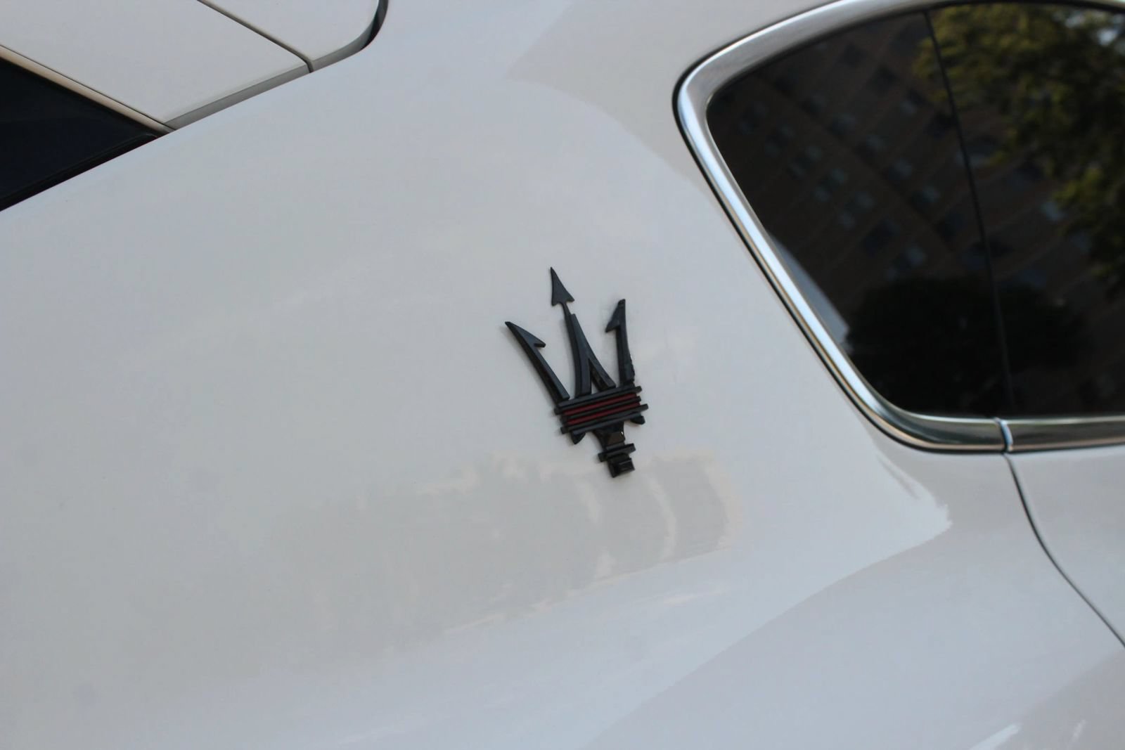 Used 2017 Maserati Levante w/ Sport Package AWD/4WD image 8