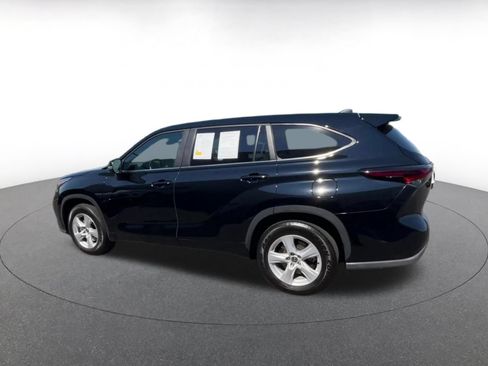 Used 2025 Toyota Highlander LE FWD image 8