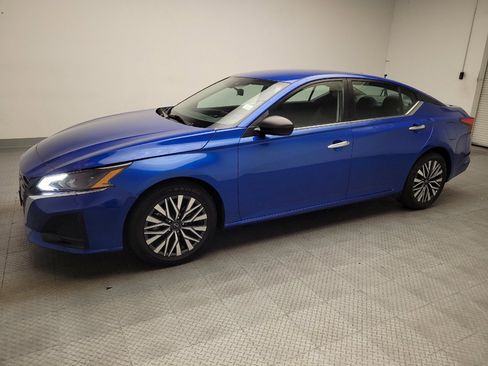 Used 2025 Nissan Altima 2.5 SV FWD image 2
