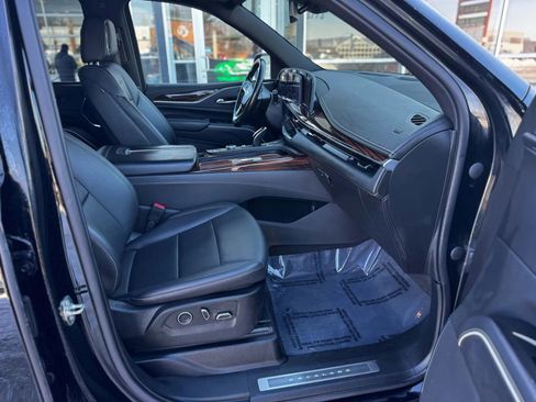 Used 2022 Cadillac Escalade ESV Luxury w/ LPO, Illumination Package image 16