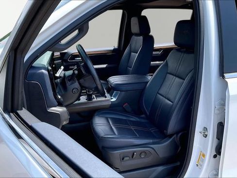 Used 2023 Chevrolet Silverado 1500 High Country w/ Technology Package AWD/4WD image 15