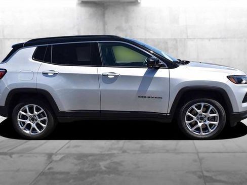 Used 2025 Jeep Compass Limited AWD/4WD image 5