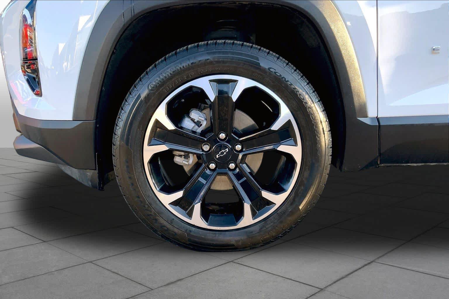 Certified 2025 Chevrolet Equinox LT FWD image 10