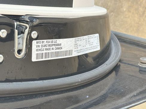 Used 2023 Chrysler Pacifica Touring-L image 34