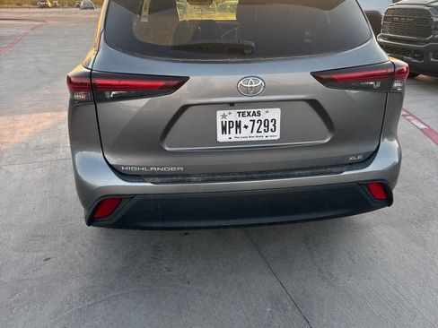 Used 2025 Toyota Highlander XLE FWD image 2