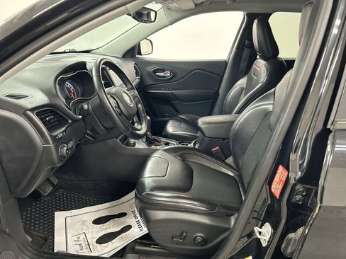 Used 2019 Jeep Cherokee Trailhawk w/ Cold Weather Group AWD/4WD image 9