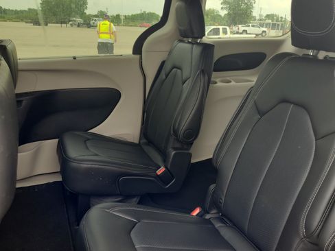 Used 2024 Chrysler Pacifica Touring-L FWD image 10