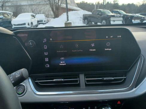 Used 2025 Chevrolet Trax LT w/ LT Convenience Package image 11