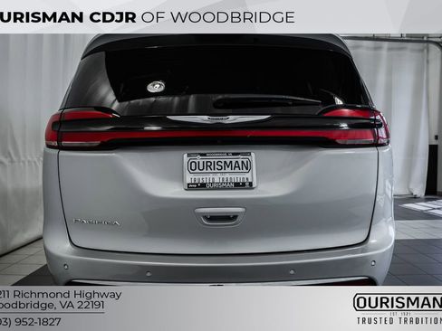 Used 2024 Chrysler Pacifica Touring-L FWD image 6