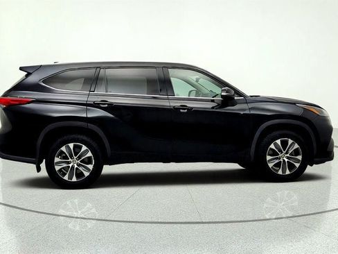 Used 2022 Toyota Highlander XLE AWD/4WD image 4