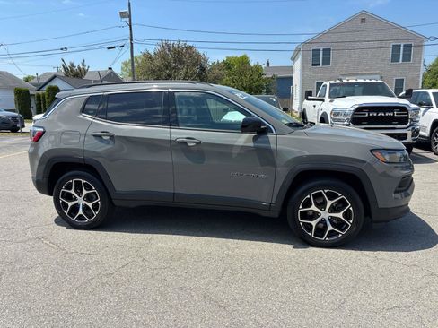 Used 2024 Jeep Compass Latitude AWD/4WD image 2